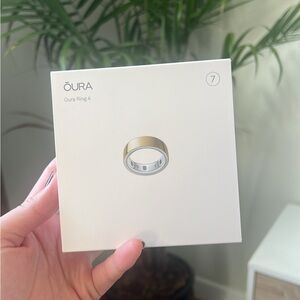 Oura Ring 4 in Elegant Gold